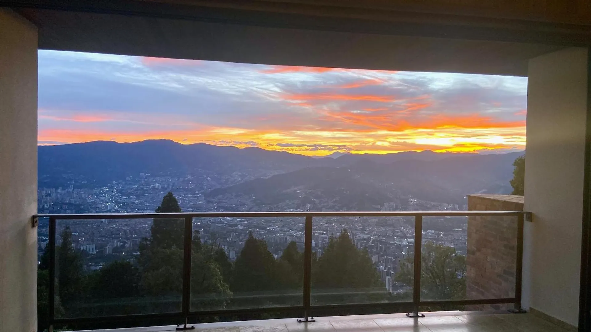 Hilltop Enchanting Villa With Stunning Views & Jacuzzi Medellin Colombia